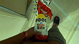 Hermanastro surprises his stepsister with a special gift during the family Easter reunion.