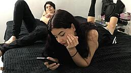 follando a mi dulce hermanastra en su cuarto con falda sexy y corrida facial parte1