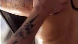 Comi a gostosa da minha namorada no banho with interracial anal