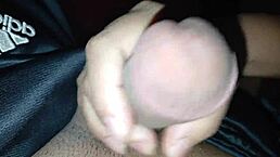 que rico se ve el semen de mi novio cuando le hago la paja con mi mano