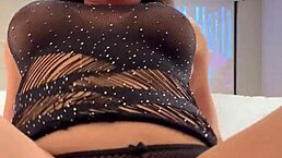 morena casada com tesão no pau shows her natural tits and skinny body in homemade solo