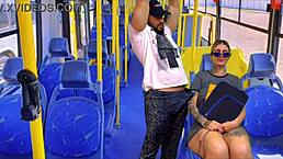 Acochei a minha vizinha ninfeta vindo da escola dentro do ônibus público safada não conseguiu resistir e caiu de boca na minha rola ali mesmo