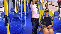 Acochei a minha vizinha ninfeta vindo da escola dentro do ônibus público safada não conseguiu resistir e caiu de boca na minha rola ali mesmo