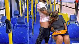 Acochei a minha vizinha ninfeta vindo da escola dentro do ônibus público safada não conseguiu resistir e caiu de boca na minha rola ali mesmo