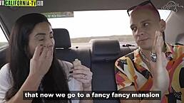 Motorista de táxi sortudo e casado influenciadora famosa por seu conteúdo adulto fica nua em seu táxi se você fosse o motorista de táxi o que faria