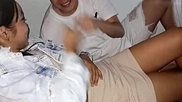 Encuentro a mi hermatrastra viendo porno le hago una apuesta y terminamos follando with amateur latina blowjob