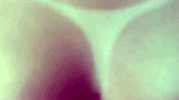 Loirinha com plug no cuzinho seduz amigo do esposo pra foder buceta e cu até encher de porra