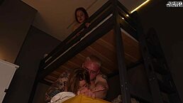 继妹看我跟男友户外做爱自慰高潮