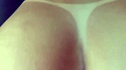 Loirinha com plug no cuzinho seduz amigo do esposo pra foder buceta e cu até encher de porra