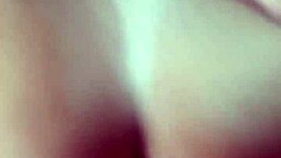 Loirinha com plug no cuzinho seduz amigo do esposo pra foder buceta e cu até encher de porra