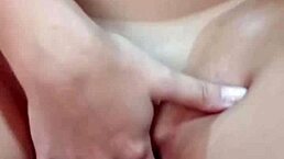 Loirinha com plug no cuzinho seduz amigo do esposo pra foder buceta e cu até encher de porra