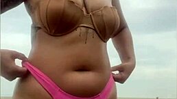 Pedi pra ele por o pau pra fora da bermuda pra ver se esta duro mesmo. Swollen pussy flashes on beach.