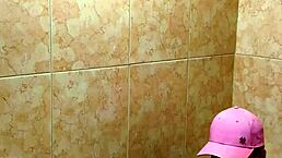 estudiantes calientes pillados teniendo sexo en el baño de la escuela con esta teen latina amiga