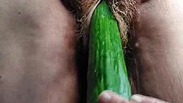 Oma neukt kut met komkommer in german granny food play with hairy beaver