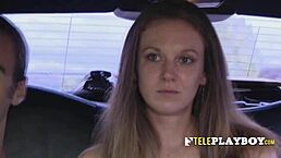 年轻棕发女友处女破处 自家女上位狂骑