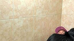 estudiantes calientes pillados teniendo sexo en el baño de la escuela con esta teen latina amiga