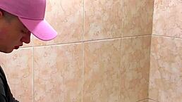 estudiantes calientes pillados teniendo sexo en el baño de la escuela con esta teen latina amiga