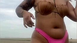 Pedi pra ele por o pau pra fora da bermuda pra ver se esta duro mesmo. Swollen pussy flashes on beach.