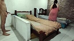 llegó del trabajo y encuentro a mi prima desnuda en mi cuarto me pidió que usara su coño y boca