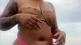 Pedi pra ele por o pau pra fora da bermuda pra ver se esta duro mesmo. Swollen pussy flashes on beach.