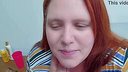 Chubby hotwife ruiva chupa com vontade e faz squirt pensando nos comedores