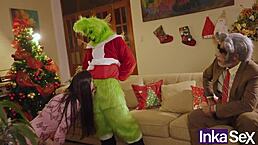 Grinch and Victoria Camargo mess up Christmas by fucking in the ass! 😈