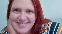 Chubby hotwife ruiva chupa com vontade e faz squirt pensando nos comedores