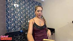 essa gata safada trai o marido corno pelo celular e na própria casa com cunilingus e muff diving.