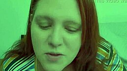 Chubby hotwife ruiva chupa com vontade e faz squirt pensando nos comedores