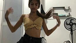 mi hermanastra es una puta infiel que se atraganto con mi verga mientras pone cara de cachonda