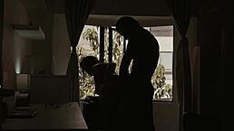 ¿Modelo porno, follada en oficina por compañero de apartamento más pequeño?