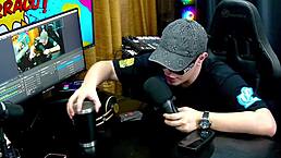 a novinha safada levantou e mostrou o cuzinho ainda piscou na câmera bem gostoso para vocês