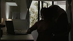 ¿Modelo porno, follada en oficina por compañero de apartamento más pequeño?