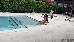 清纯邻居妹偷偷溜我泳池瞄大鸡巴