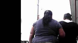 haciendo sus compras in a casual peruvian setting, she browses items and picks favorites during the outing