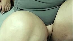 coroa gordinha gostosa bucetuda traindo o marido corno com ele assistindo a mostrano na webcam