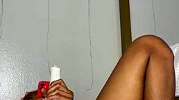 在瘦黑闺蜜面前边缘玩湿骚逼