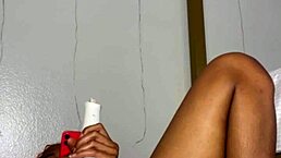 在瘦黑闺蜜面前边缘玩湿骚逼