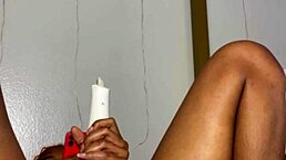 在瘦黑闺蜜面前边缘玩湿骚逼