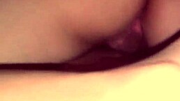 follando a la flaca puta de mi mejor amigo en doggy y cowgirl. la amateur latina cabalga como loca hasta el orgasmo.