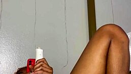 在瘦黑闺蜜面前边缘玩湿骚逼