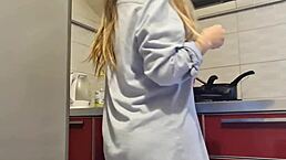 Gostosa you cleaning that stove and getting all hot like why not show off your big ass and natural tits?