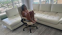 宅游戏妹Sona Bella戴眼镜骑继兄屌内射禁忌！Scott Stark家戏。