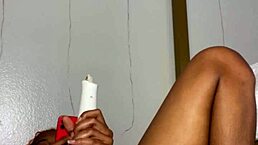 在瘦黑闺蜜面前边缘玩湿骚逼