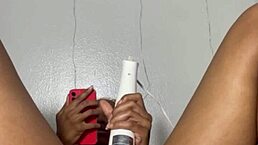 在瘦黑闺蜜面前边缘玩湿骚逼