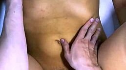 El infiel y la estudiante intercambiaron miradas furtivas en la sala de clases y terminaron besándose