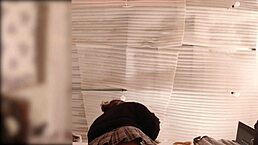 Wow No Panties Sirvienta Culona Doblars Ropa While Espiada in Real Time Upskirt