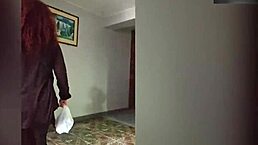 convencí a una mujer madura para tomar algo mientras su marido está de viaje. finalmente se puso cachonda y dejó coger con facilidad