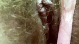 为什么隔着内裤振动大阴蒂？自慰到湿透高潮喷水