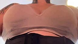 健身网红穿胸罩练，大奶湿屄从小麦腿透出